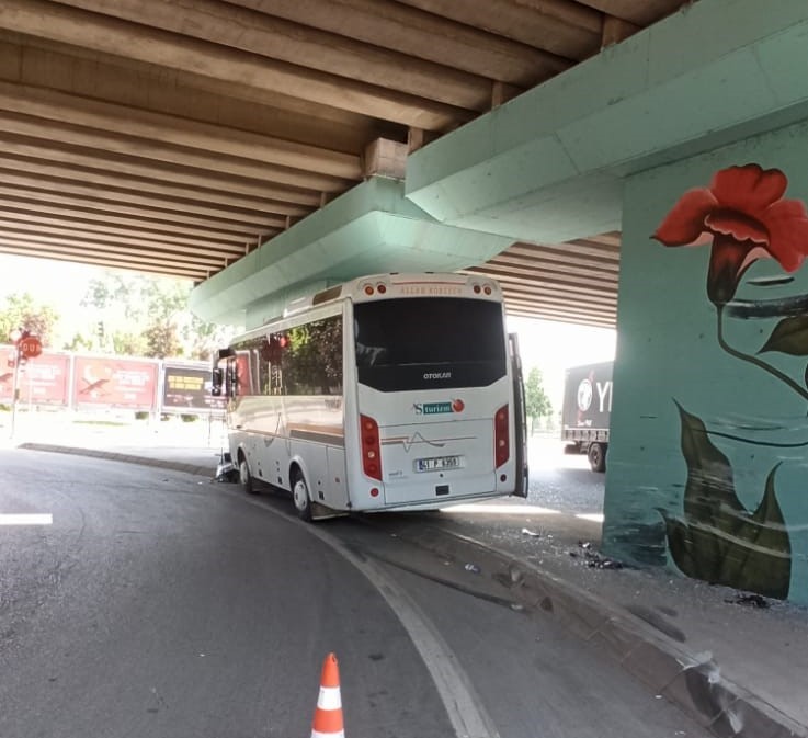 servis-araci-kopru-ayagina-carpti-surucu-yaralandi