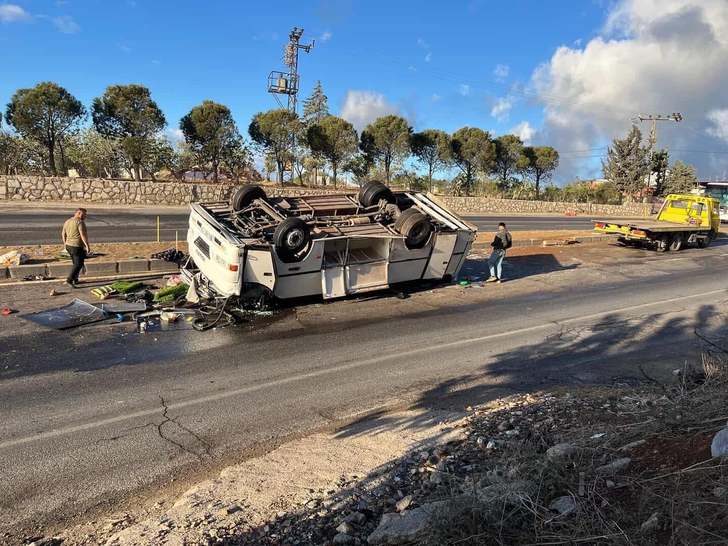 tarim-iscilerini-tasiyan-servis-midibusu-ters-dondu-25-yarali