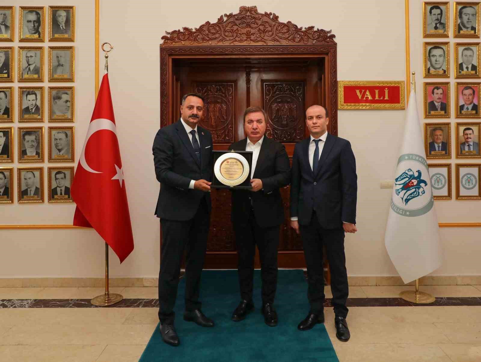 vali-aydogduya-fahri-hemsehrilik-berati-verildi
