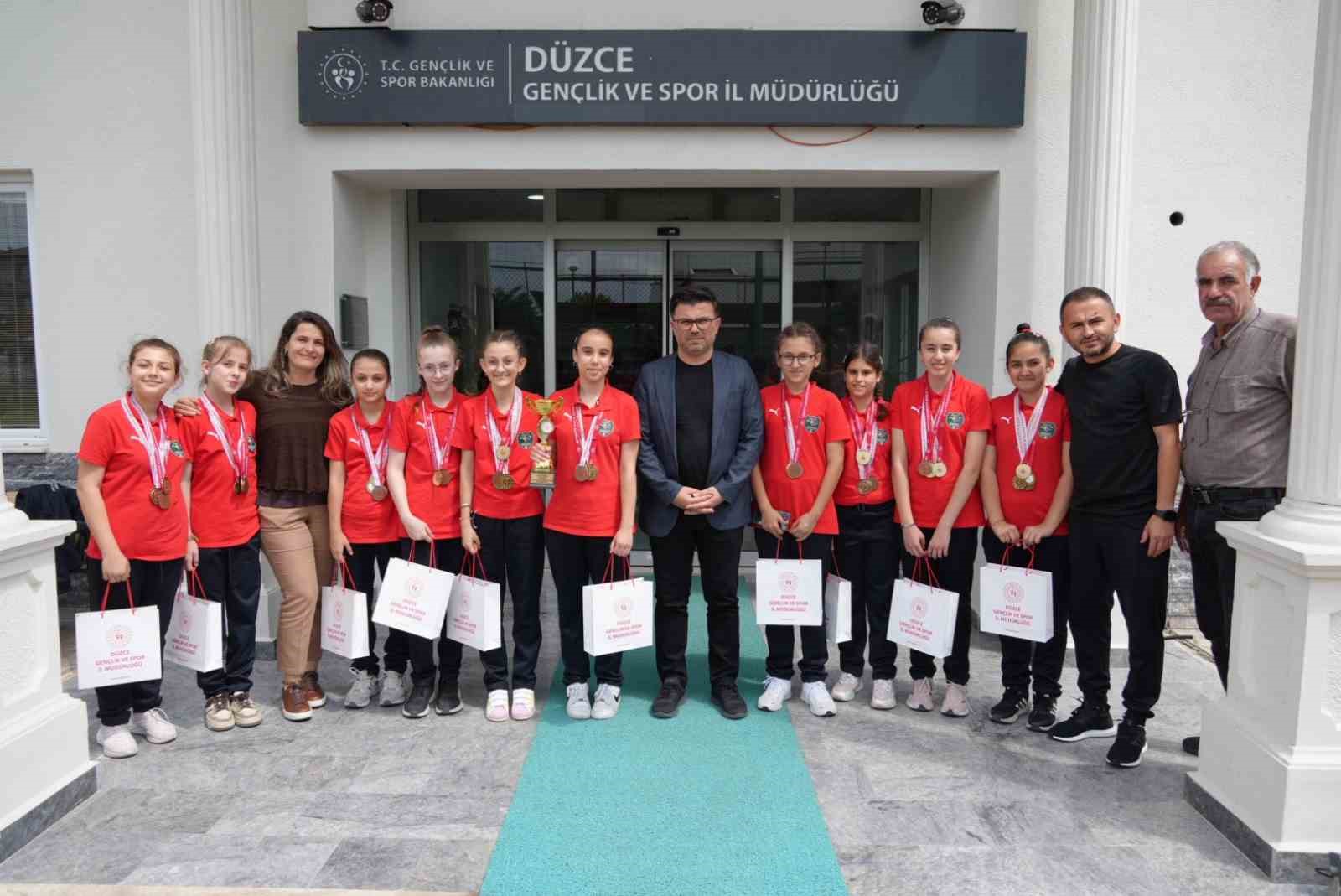 yazici-basarili-sporculari-agiladi