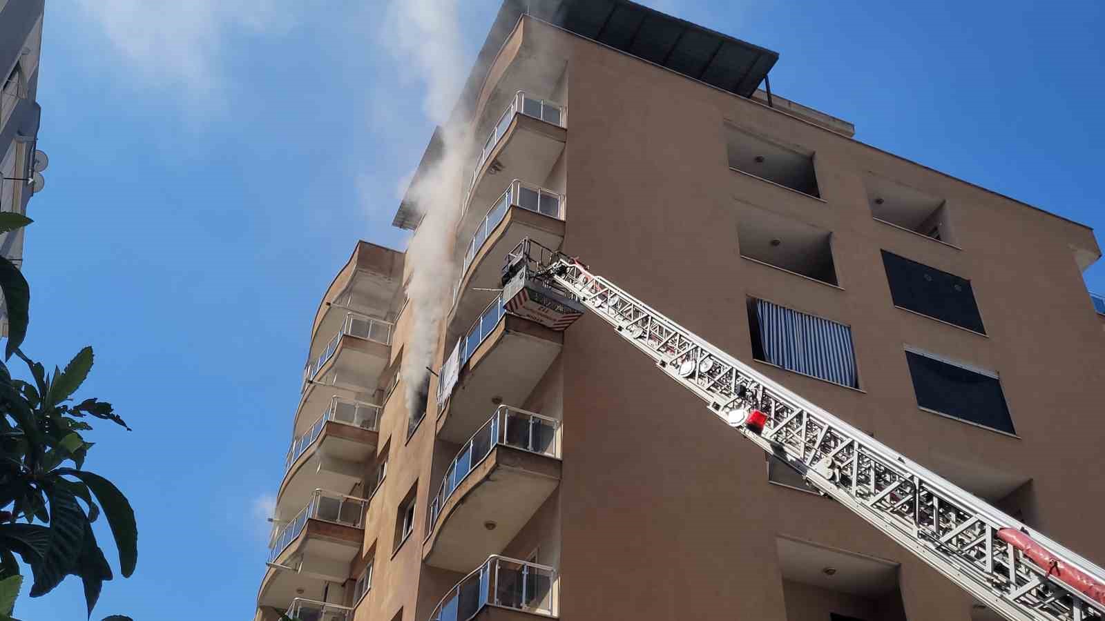 yedi-katli-binada-yangin-panigi-apartman-tahliye-edildi