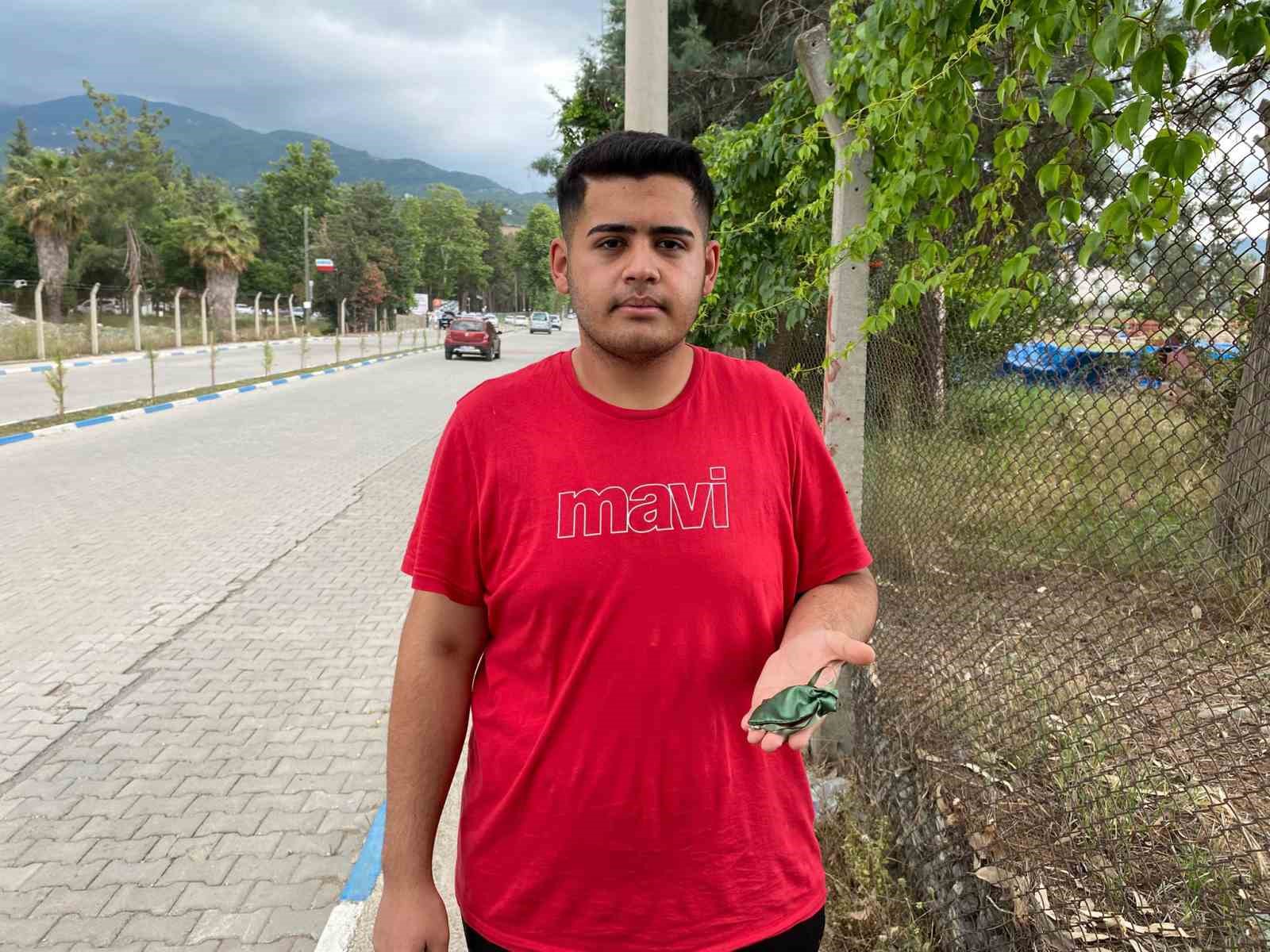 yerde-buldugu-40-bin-tllik-altini-sahibine-teslim-etti