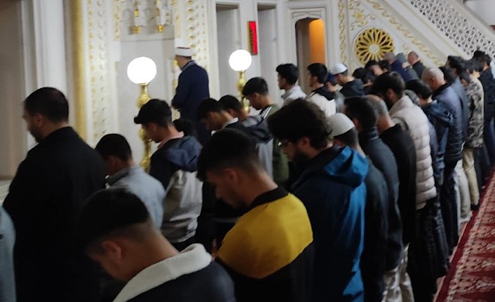 yuksekova-anadolu-imam-hatip-lisesi-ogrencilerinden-anlamli-filistin-duyarliligi-sabah-namazinda-bulustular