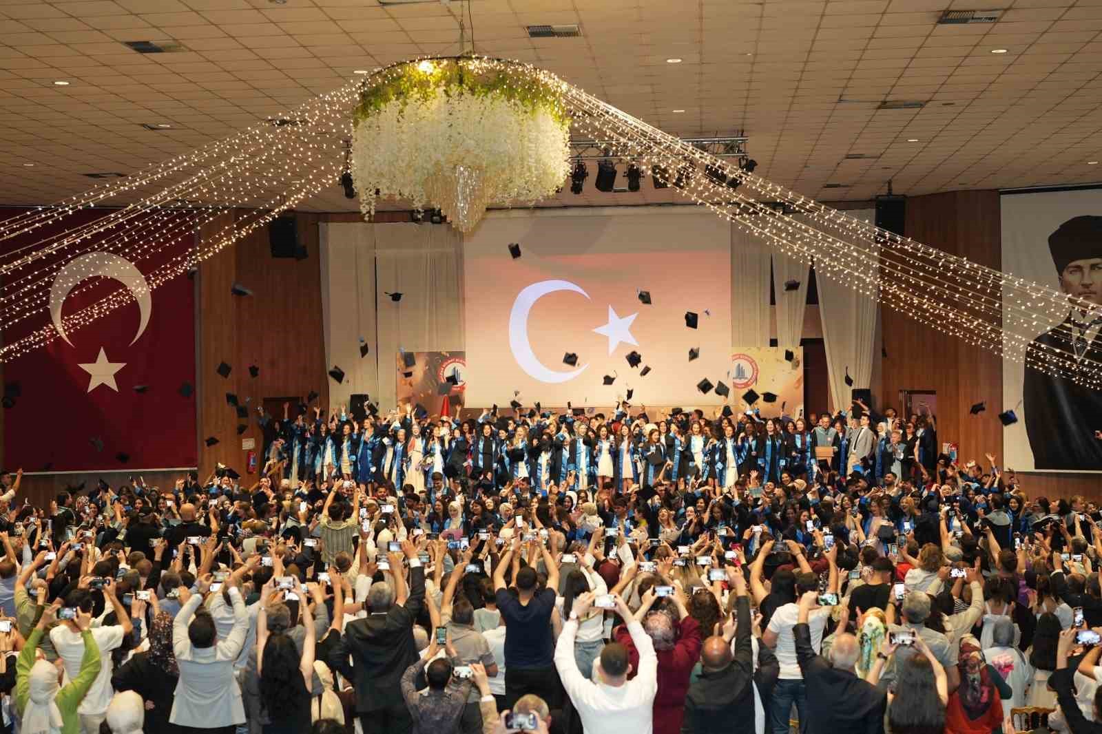 zonguldak-bulent-ecevit-universitesi-kdz-eregli-mezunlarini-gelecege-ugurladi