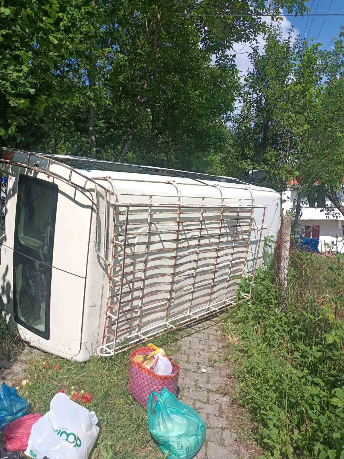 zonguldakta-minibus-devrildi-3-yarali