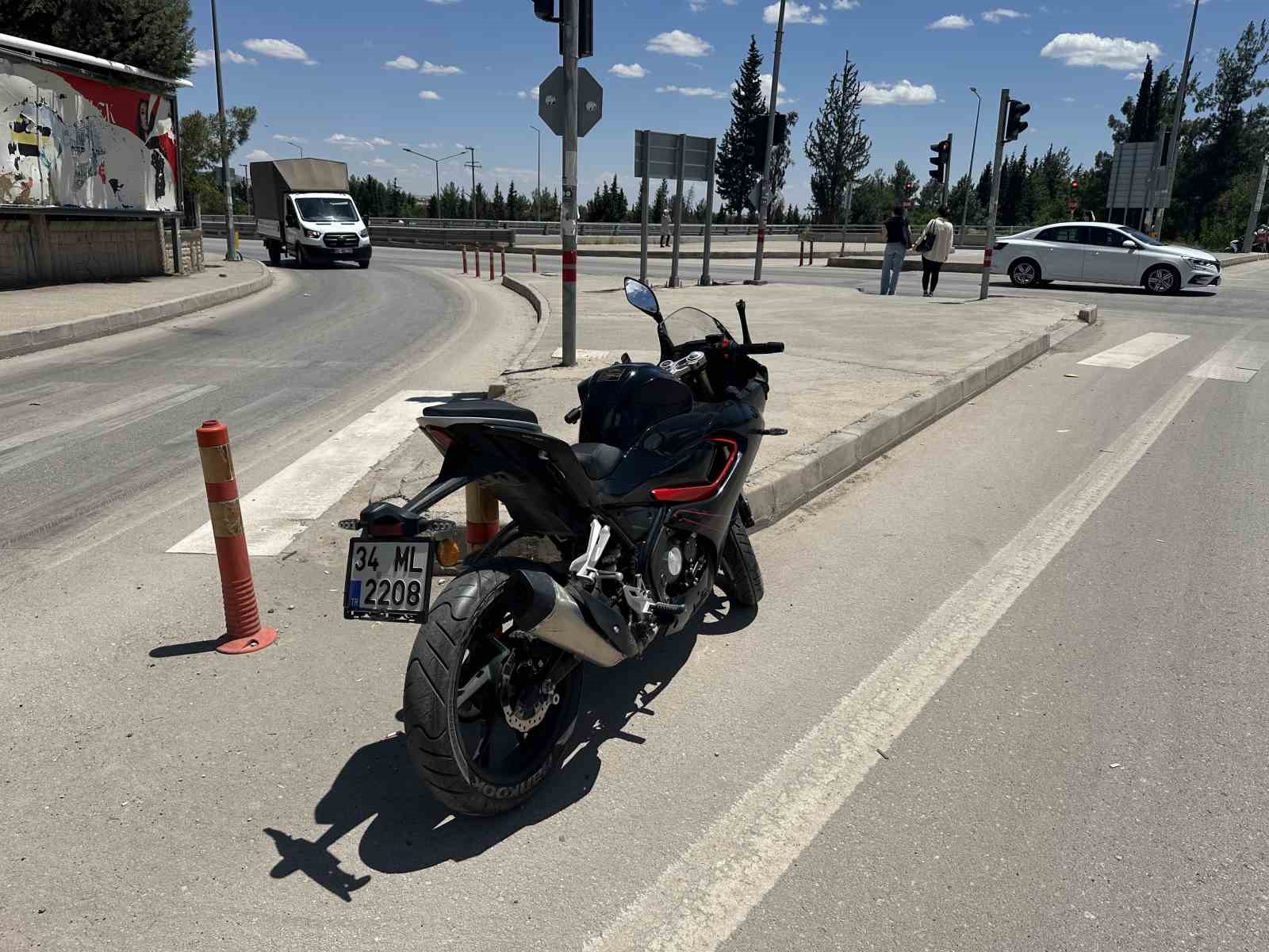 adiyamanda-motosiklet-devrildi-2-yarali