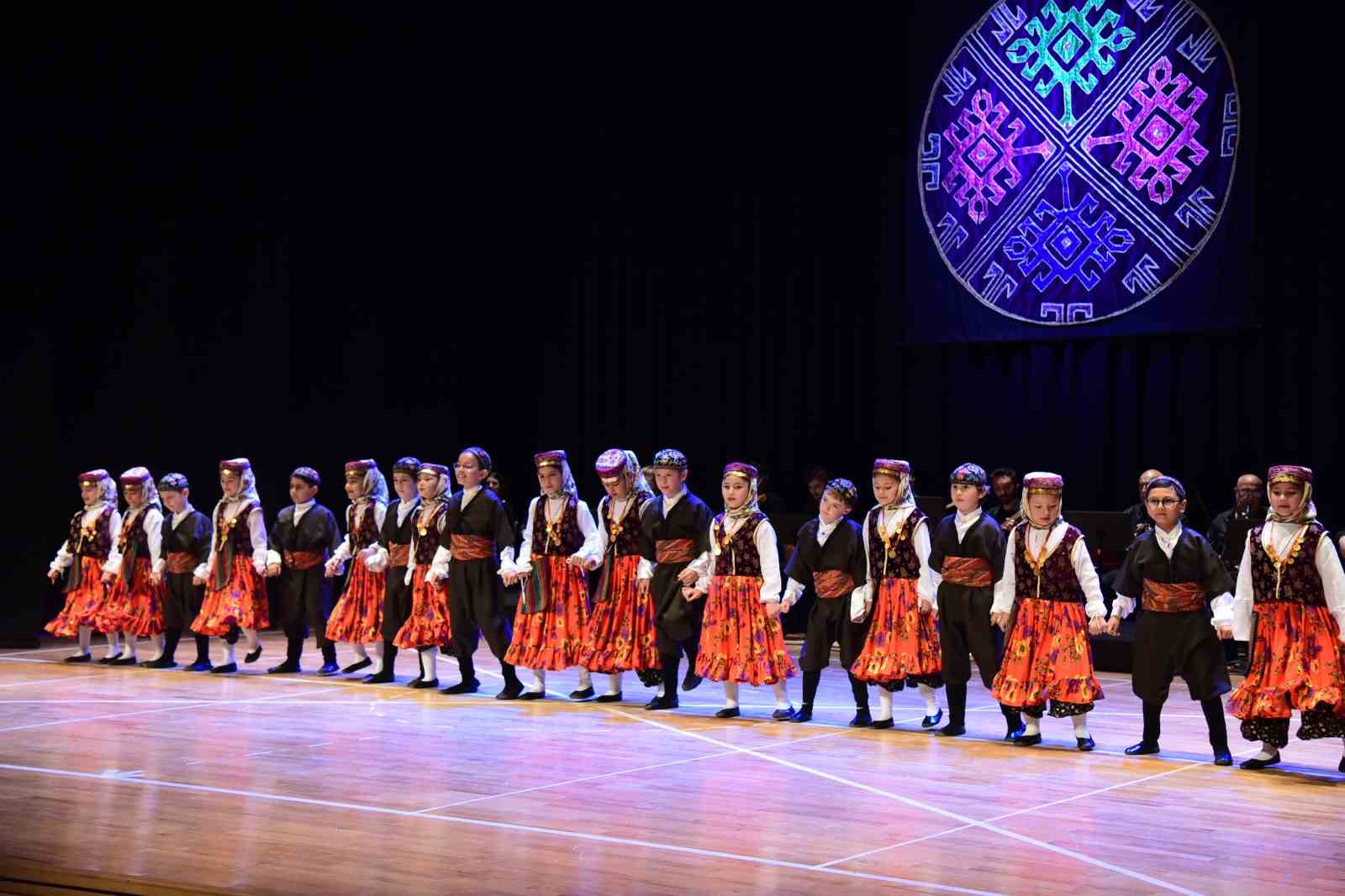 anadolu-universitesinden-cocuk-halk-danslari-toplulugu-gosterisi
