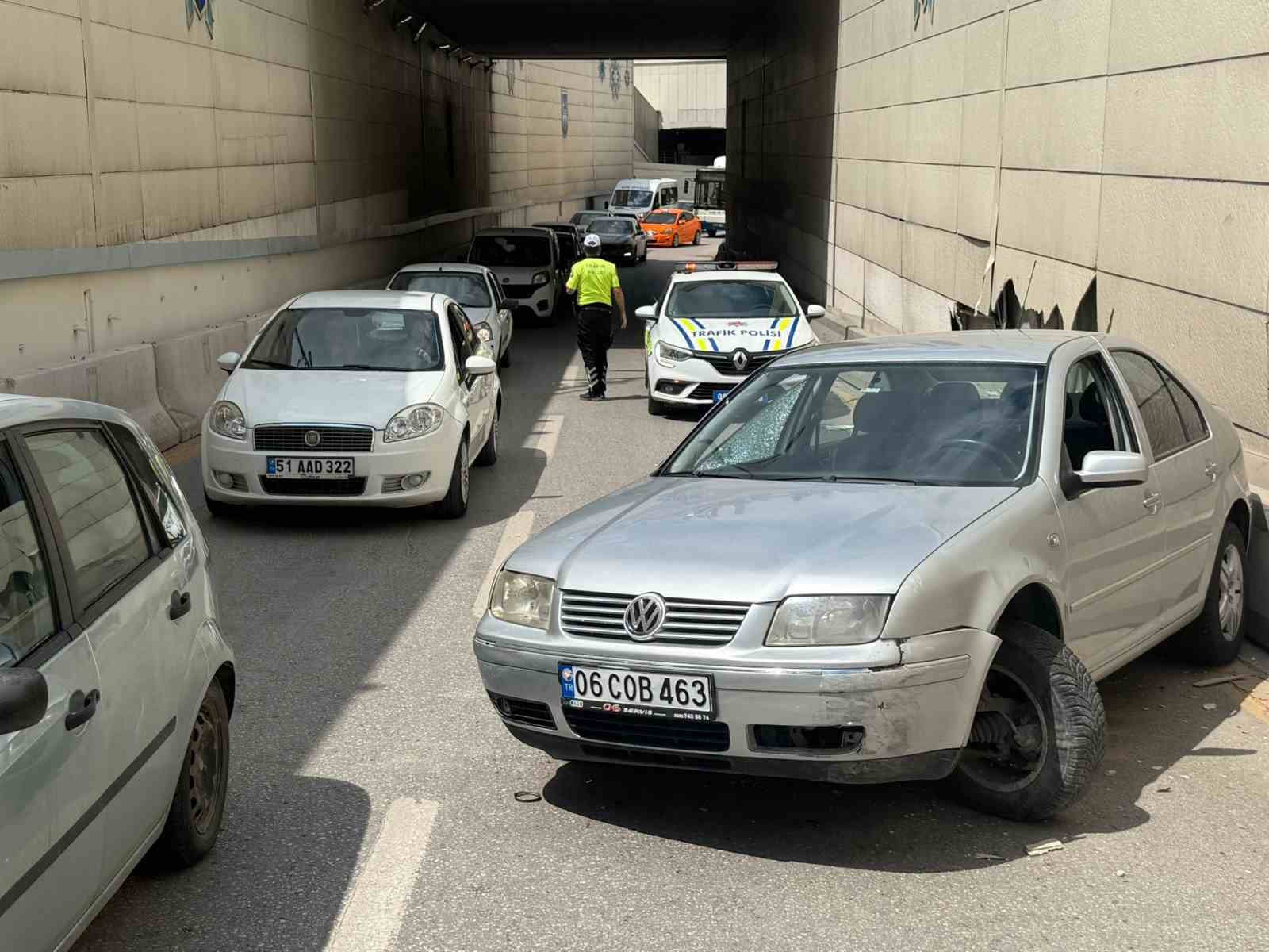 ankarada-refuje-carpan-otomobil-takla-atti-2-yarali