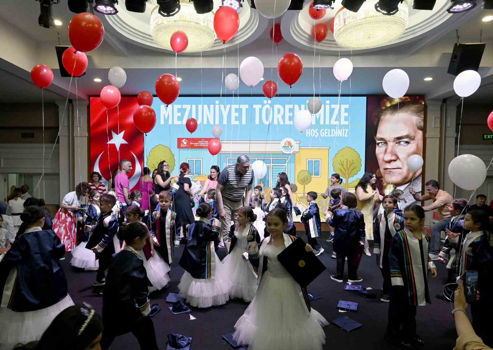 antalya-osbnin-minikleri-mezuniyet-sevincini-kep-atarak-kutladi
