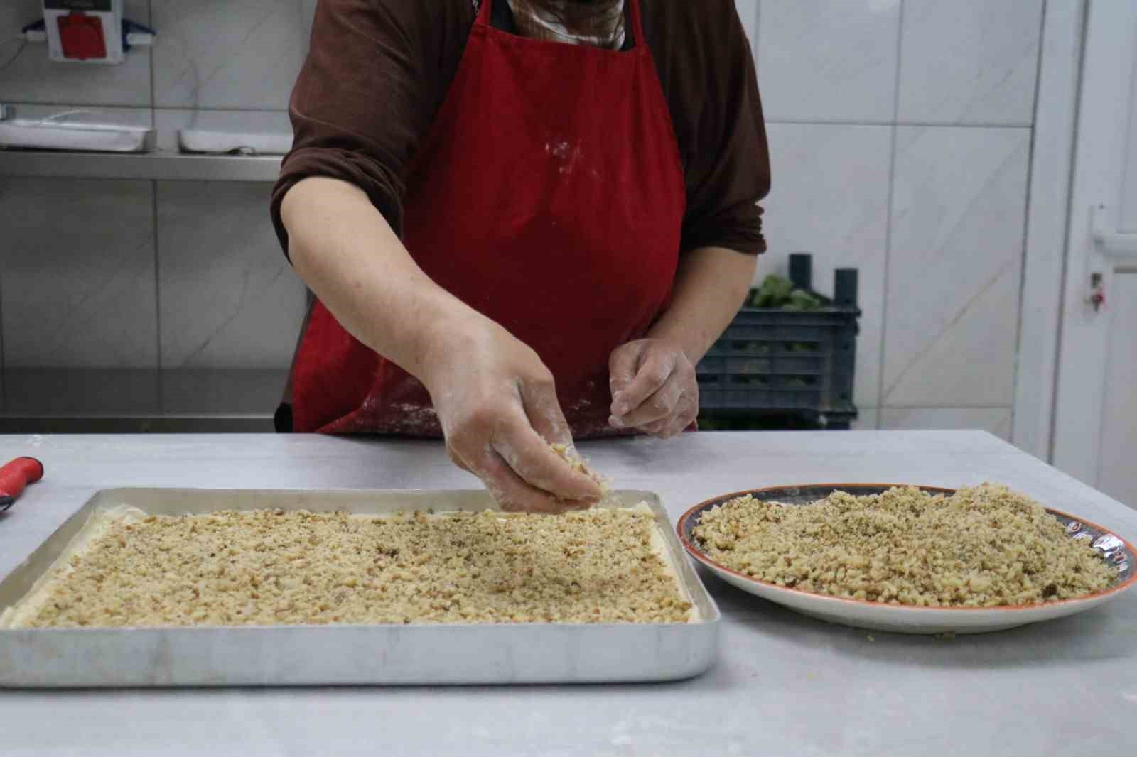 battalgazide-kadinlar-bayram-sofralarina-lezzet-katiyor