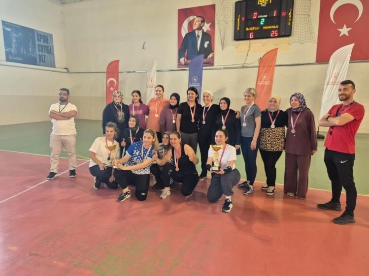 bilecikte-veliler-arasi-voleybol-turnuvasi-duzenlendi