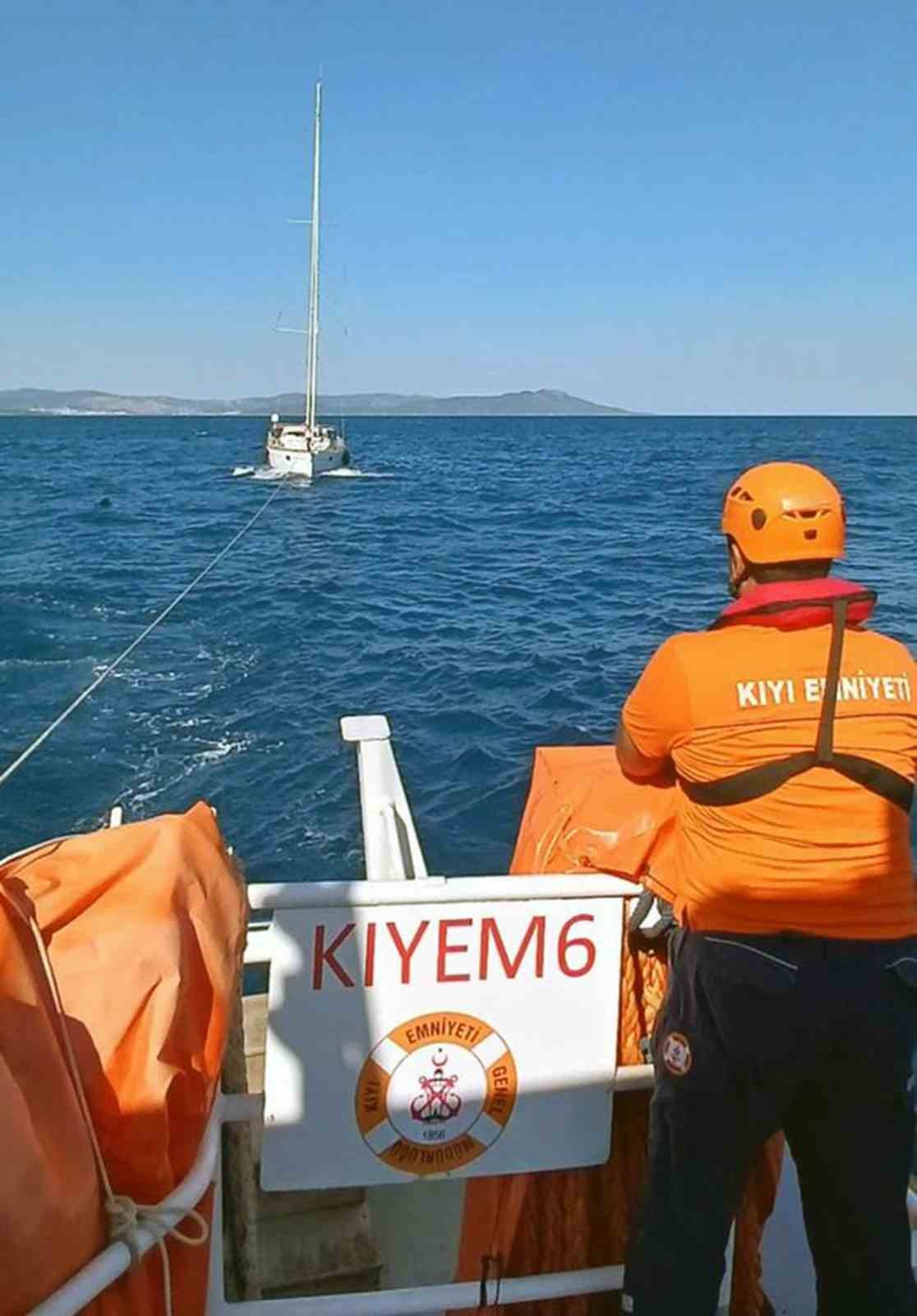 bodrum-aciklarinda-arizalanan-tekneyi-kiyem-ekipleri-kurtardi