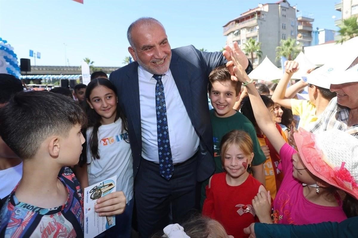canikte-camiler-cocuklarla-cocuklar-hediyelerle-bulusuyor