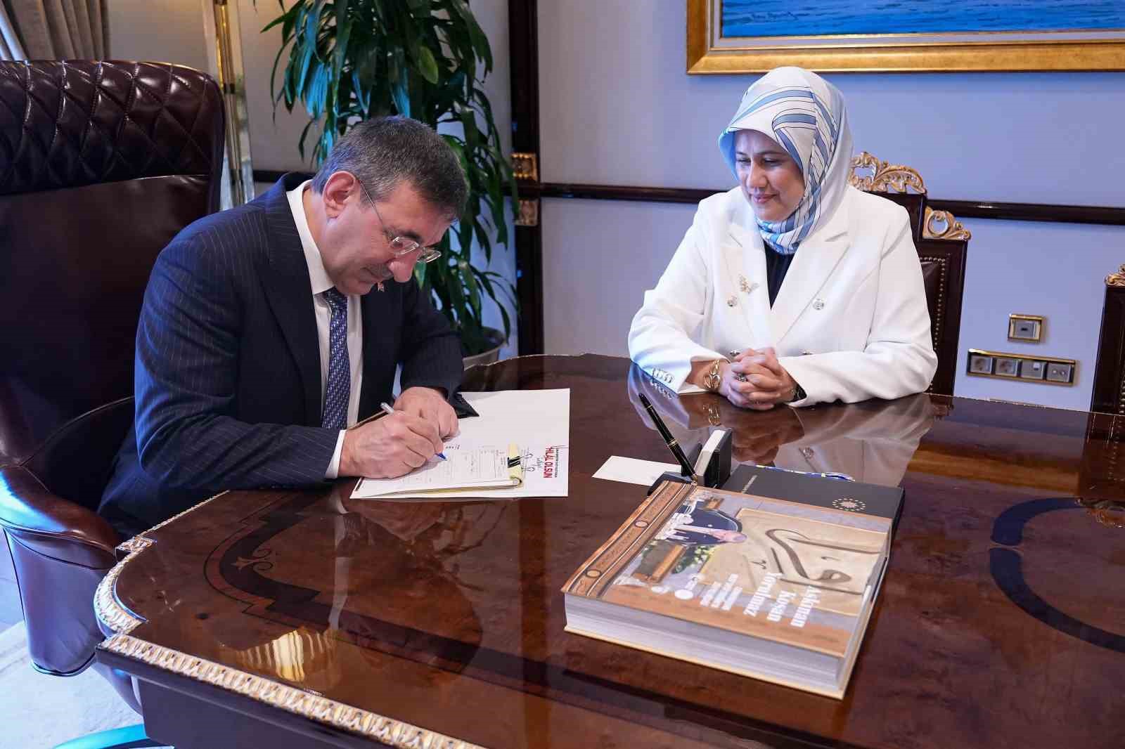 cumhurbaskani-yardimcisi-yilmaz-kurban-vekaletini-turk-kizilaya-verdi
