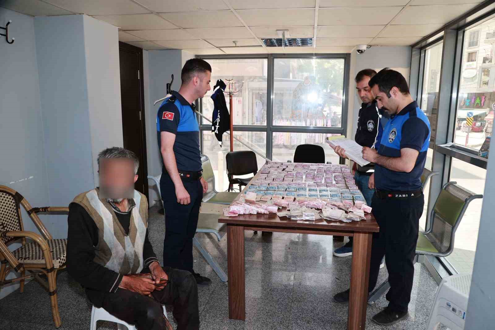 dilencinin-uzerinden-20-bin-tl-cikti-zabita-bile-sasti-kaldi