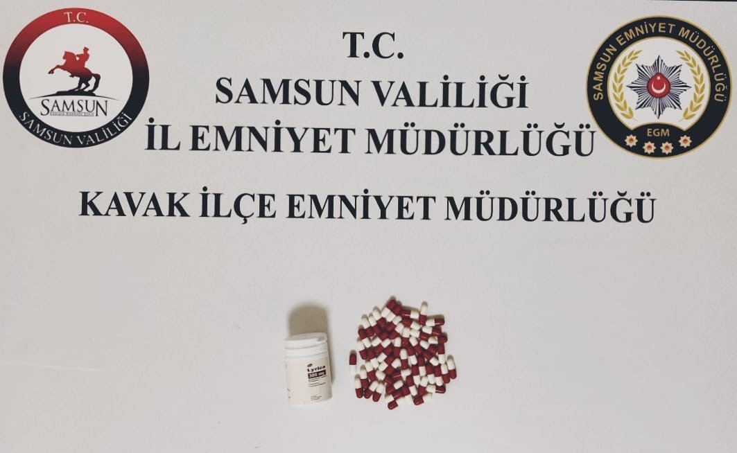 durdurulan-aractan-uyusturucu-hap-cikti