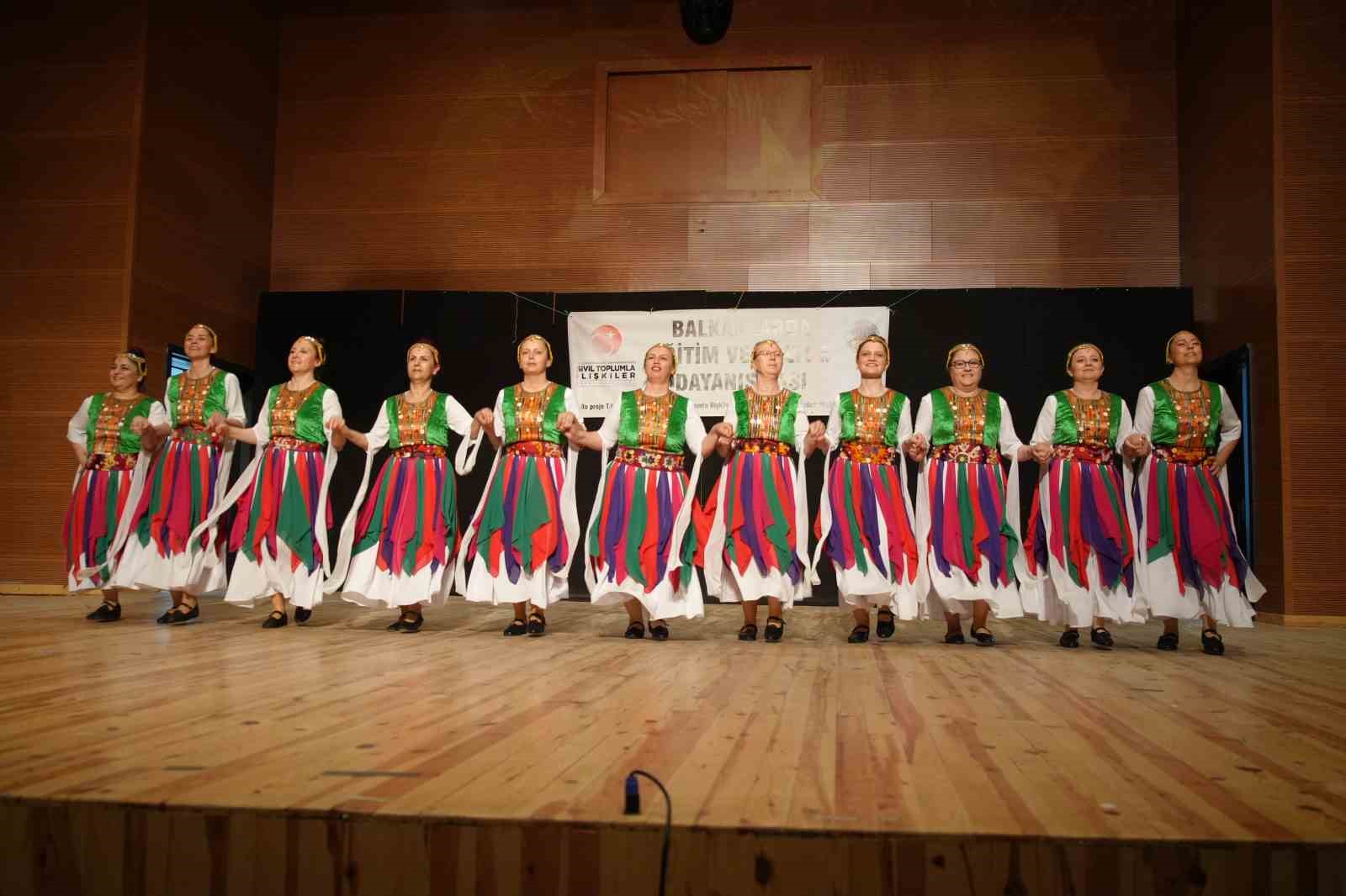 edirnede-komsu-ulkelerin-katildigi-etkinlikte-renkli-goruntuler-olustu