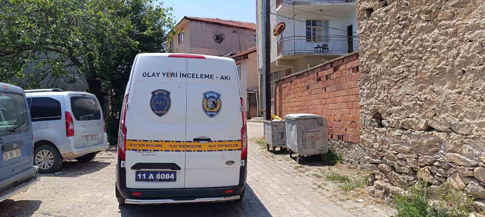 emekli-ogretmen-balkondan-duserek-agir-yaralandi