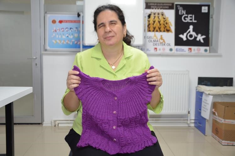 gorme-engelli-ciler-kocaman-dunyasini-orguyle-guzellestiriyor