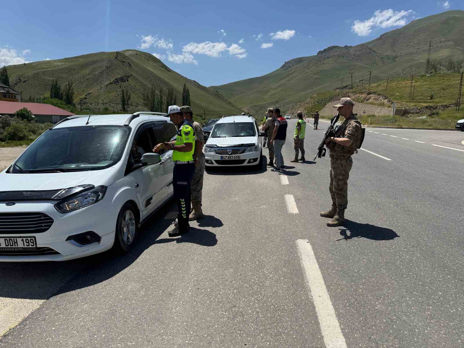 hakkaride-yol-uygulamasi-5-surucuye-ceza