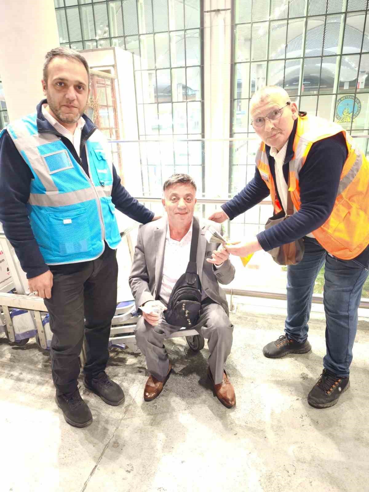 havalimaninda-unutulan-10-bin-dolar-sahibine-teslim-edildi
