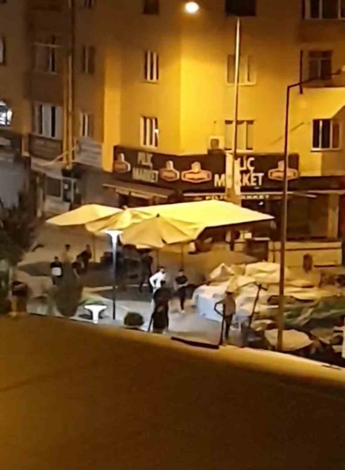 igdirda-gece-yarisi-sokak-kavgasinda-yumruklar-havada-ucustu