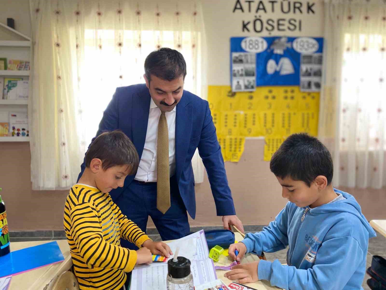kaymakam-akkoz-ve-baskan-elmadan-yalincayir-ilkokuluna-ziyaret