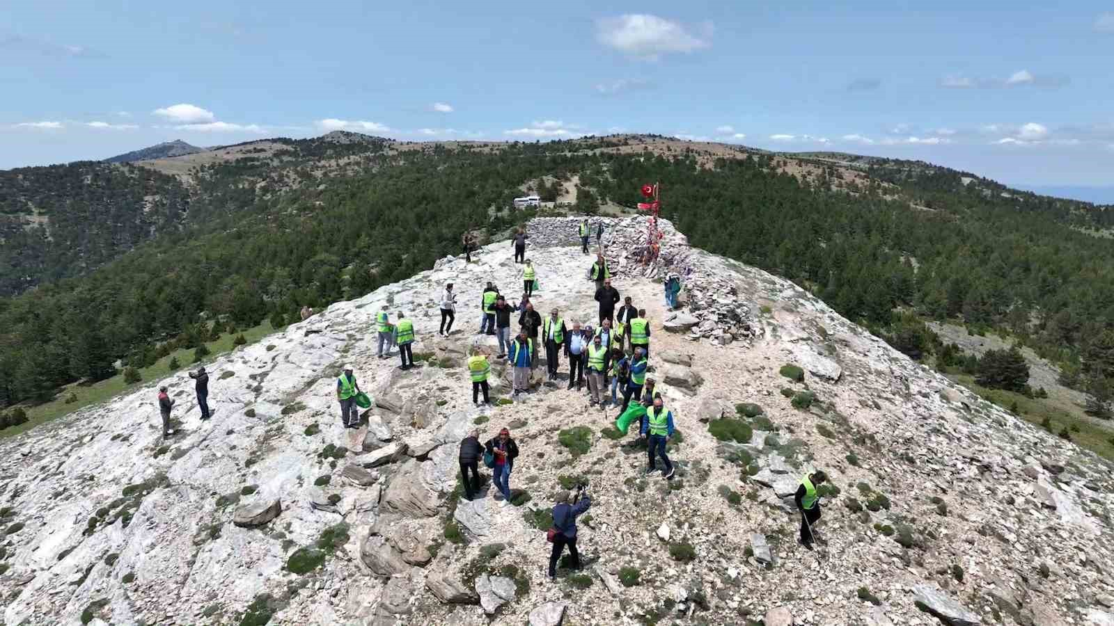 kazdaglari-zirvesinde-cevre-temizligi