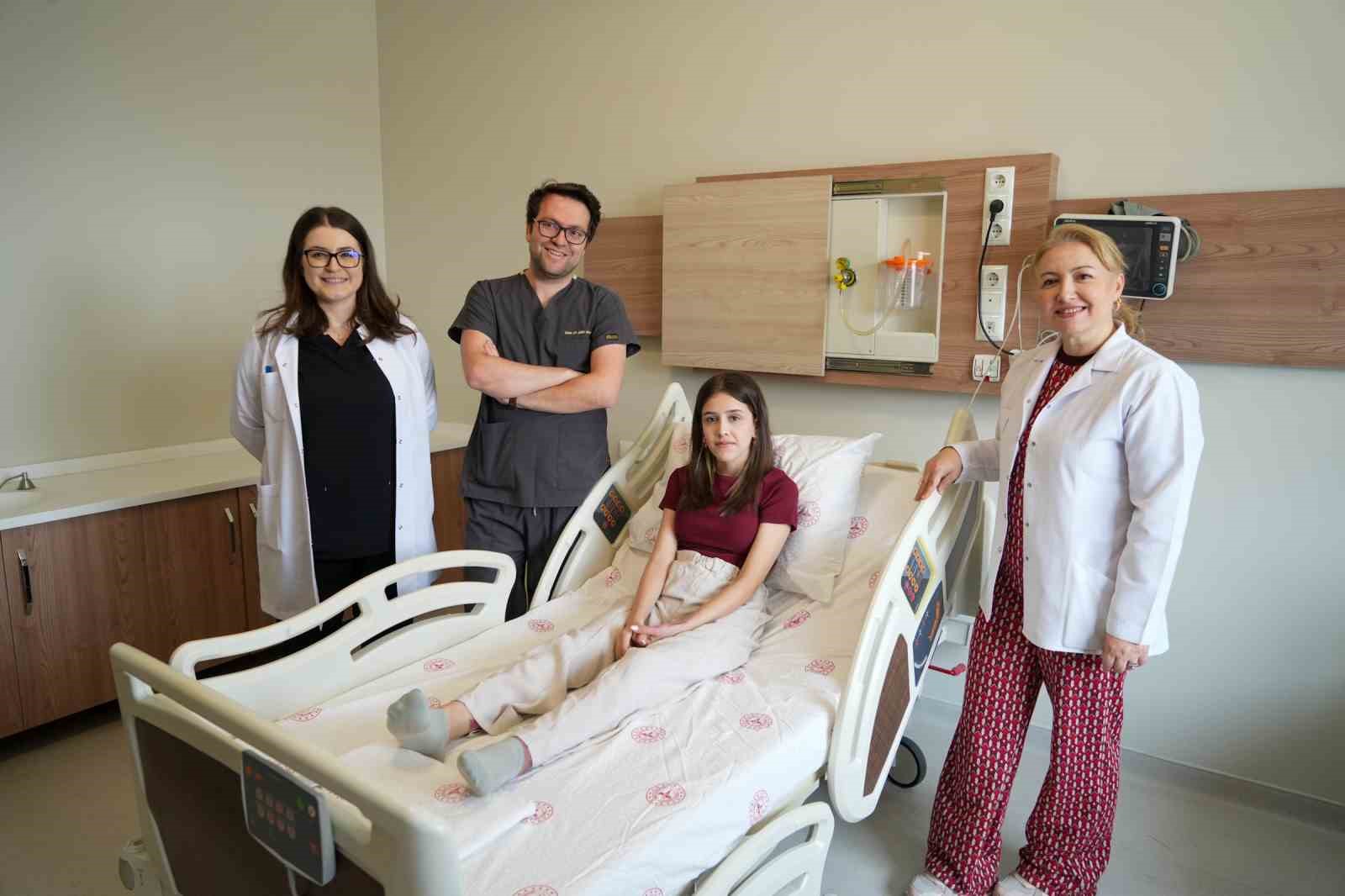 kesilmek-uzere-olan-bacak-doktorlarin-dikkatli-mudahalesiyle-kurtarildi