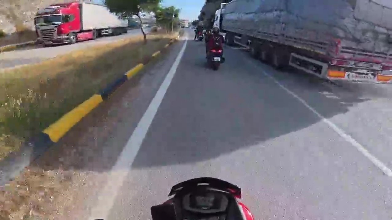korna-calinmasina-sinirlendi-tiri-motosikletlerin-uzerine-surdu