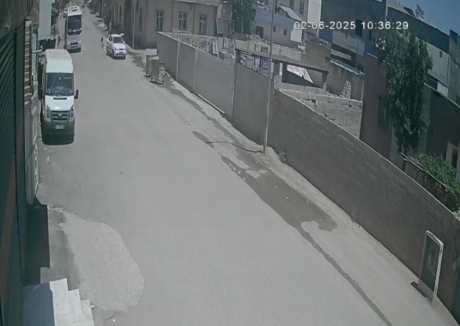 kucuk-cocuga-carpan-vicdansiz-surucu-olay-yerinden-kacti