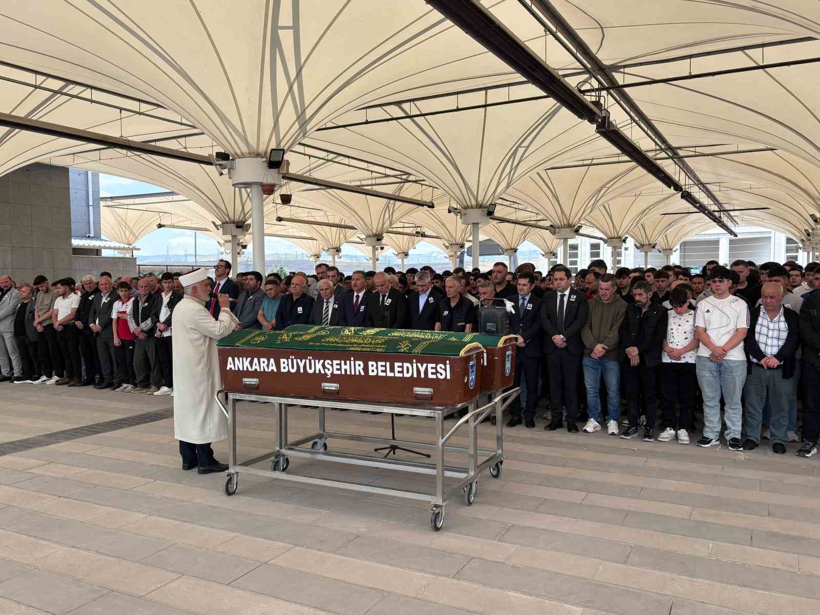 mersinde-bogularak-hayatini-kaybeden-mehmet-erdem-akdeniz-ankarada-topraga-verildi