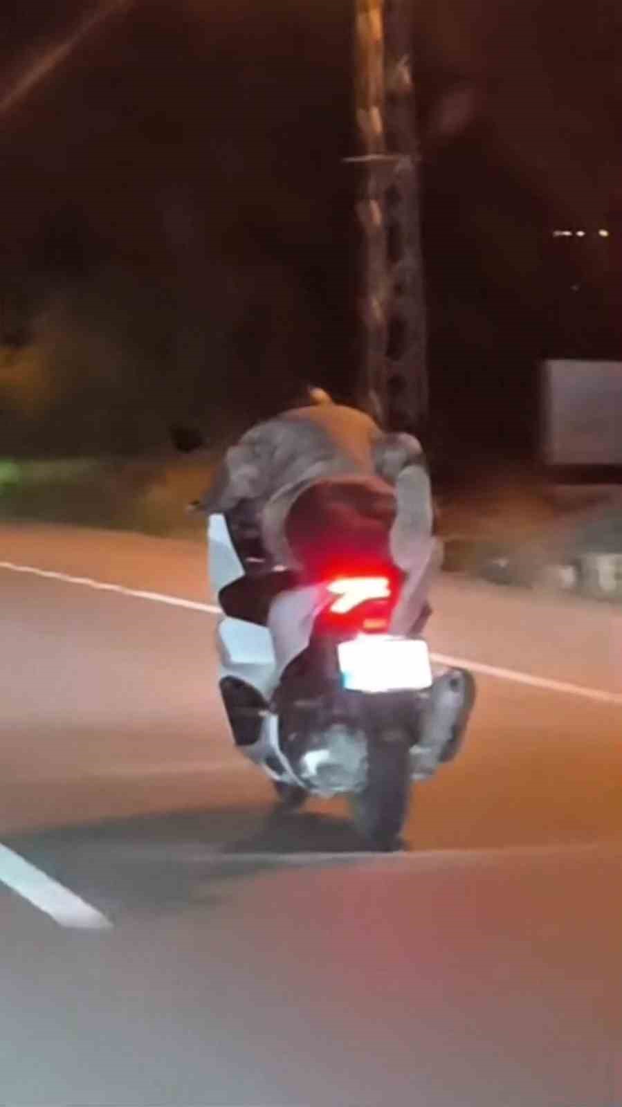 motosiklet-surucusu-yaptigiyla-hayrete-dusurdu