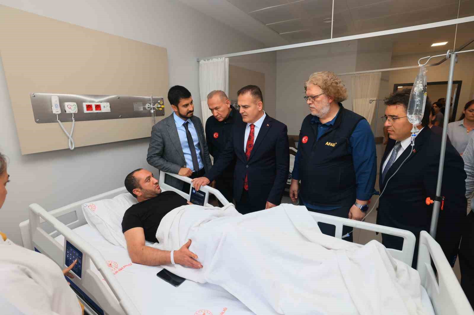 mugla-valisi-akbiyik-depremde-yaralanan-vatandaslari-hastanede-ziyaret-etti