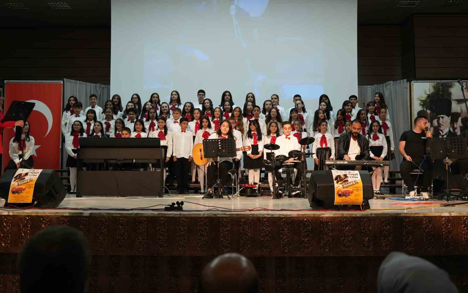 ortaokul-ogrencilerinden-olusan-koro-neset-ertas-turkulerini-seslendirdi