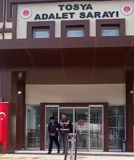 otobusun-bagaj-kisminda-10-duzensiz-gocmen-yakalandi