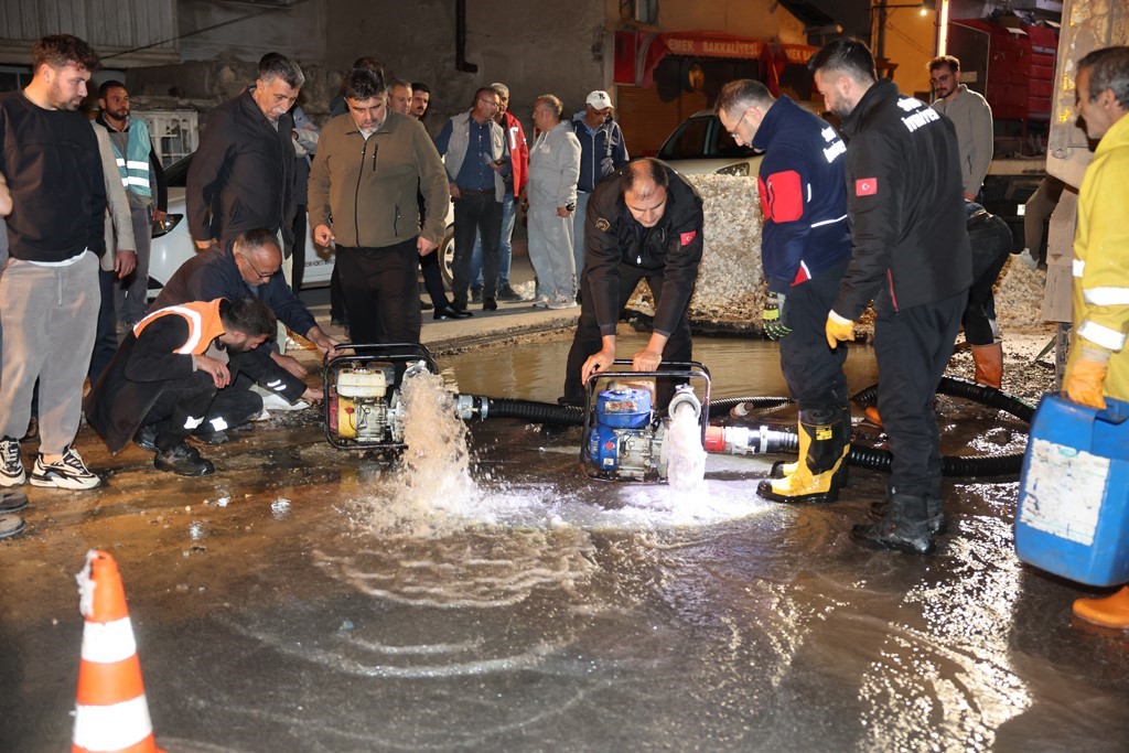 sehrin-buyuk-kismi-susuz-kaldi-baskan-sabah-saatlerine-kadar-calismayi-yerinde-takip-etti