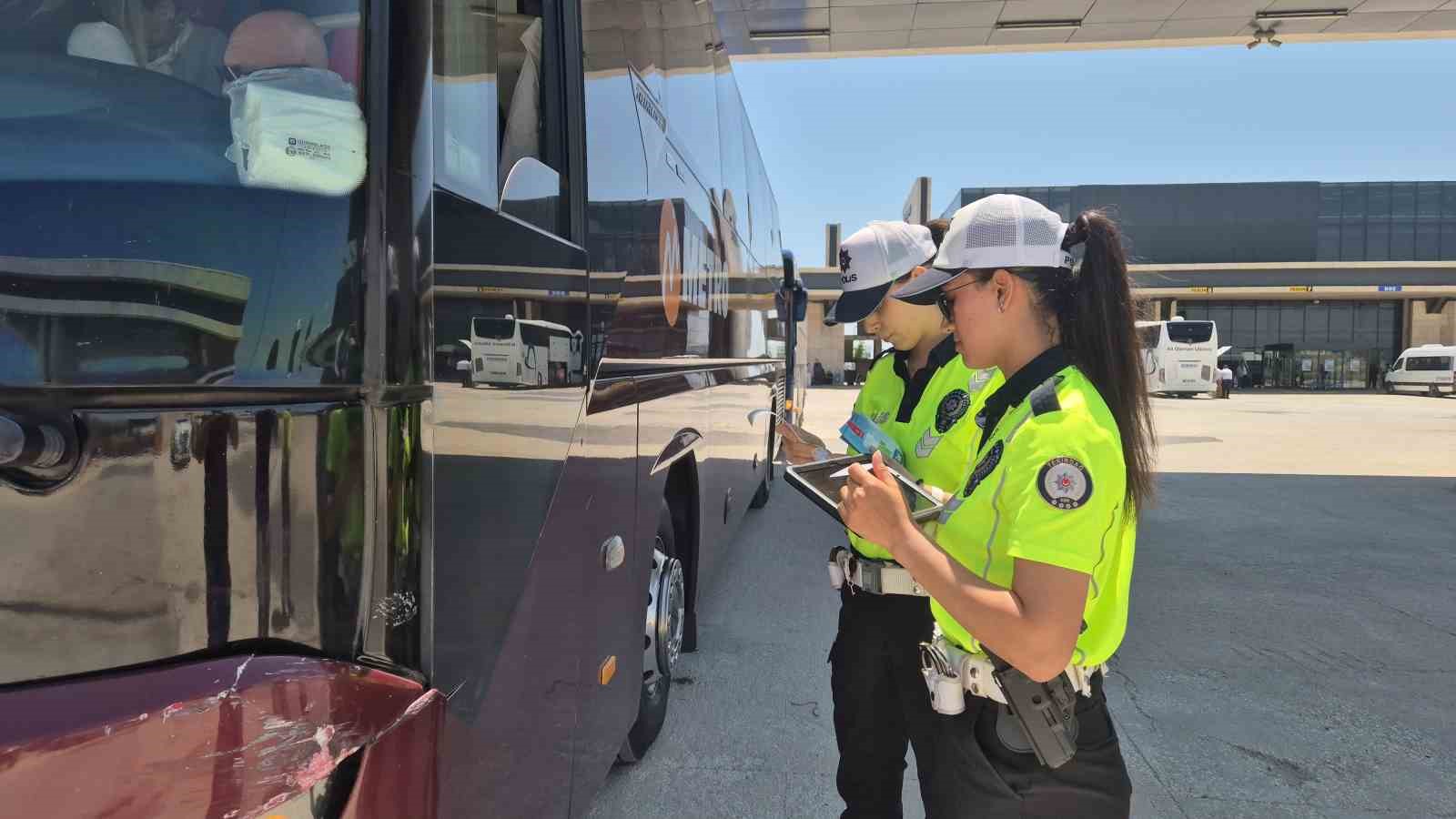 tekirdag-otogarinda-bayram-oncesi-yolcu-ve-soforlere-trafik-uyarisi-yapildi