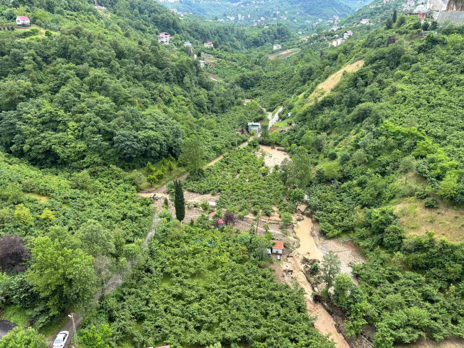 toklu-deresi-tasti-eski-devlet-sahil-yolu-sular-altinda-kaldi