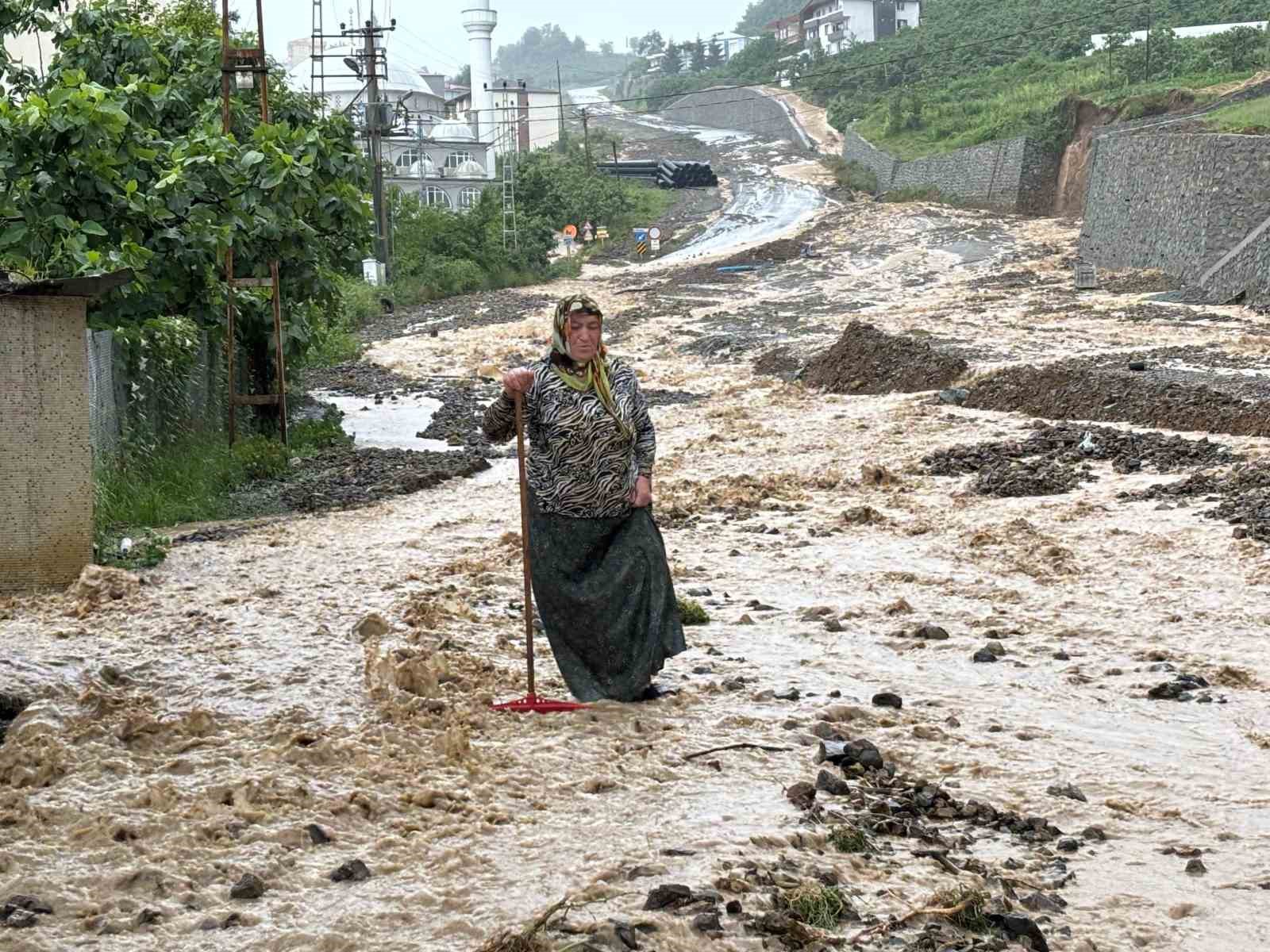 trabzon-sehir-merkezinde-yollar-dereye-dondu