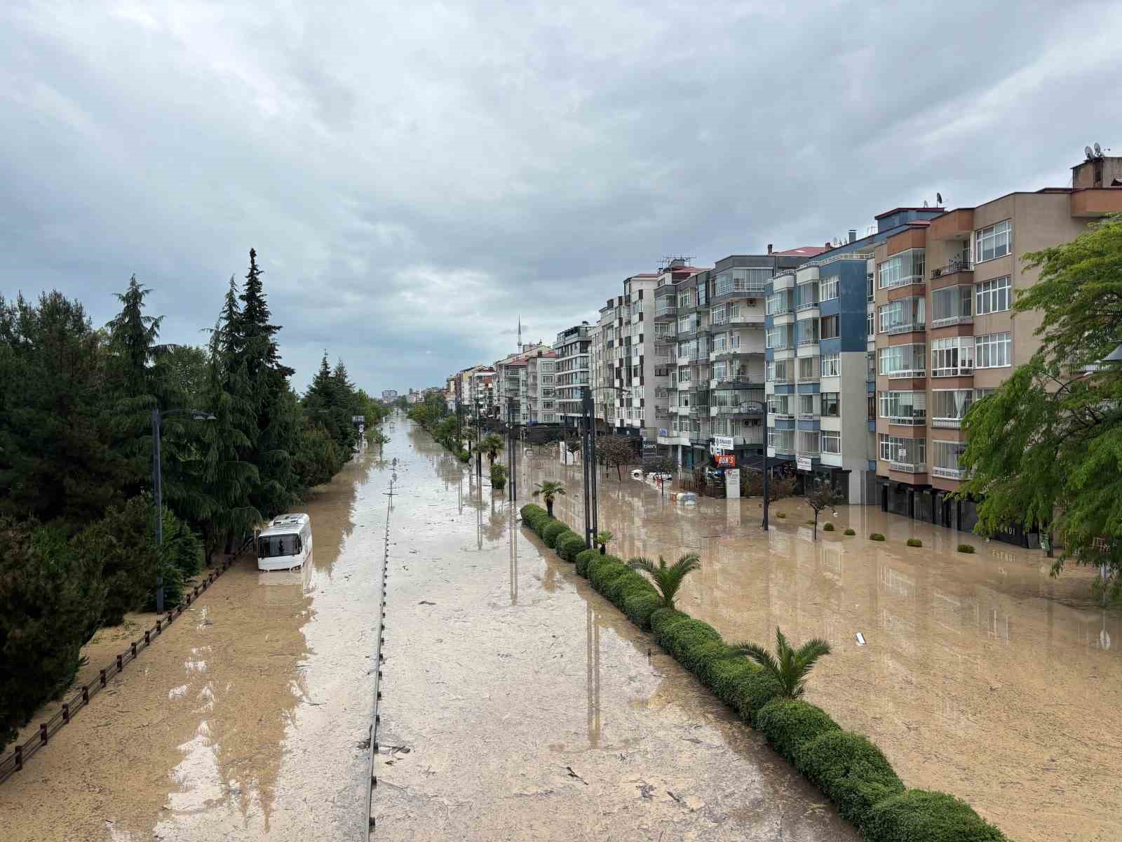 trabzonda-eski-devlet-sahil-yolu-sular-altinda