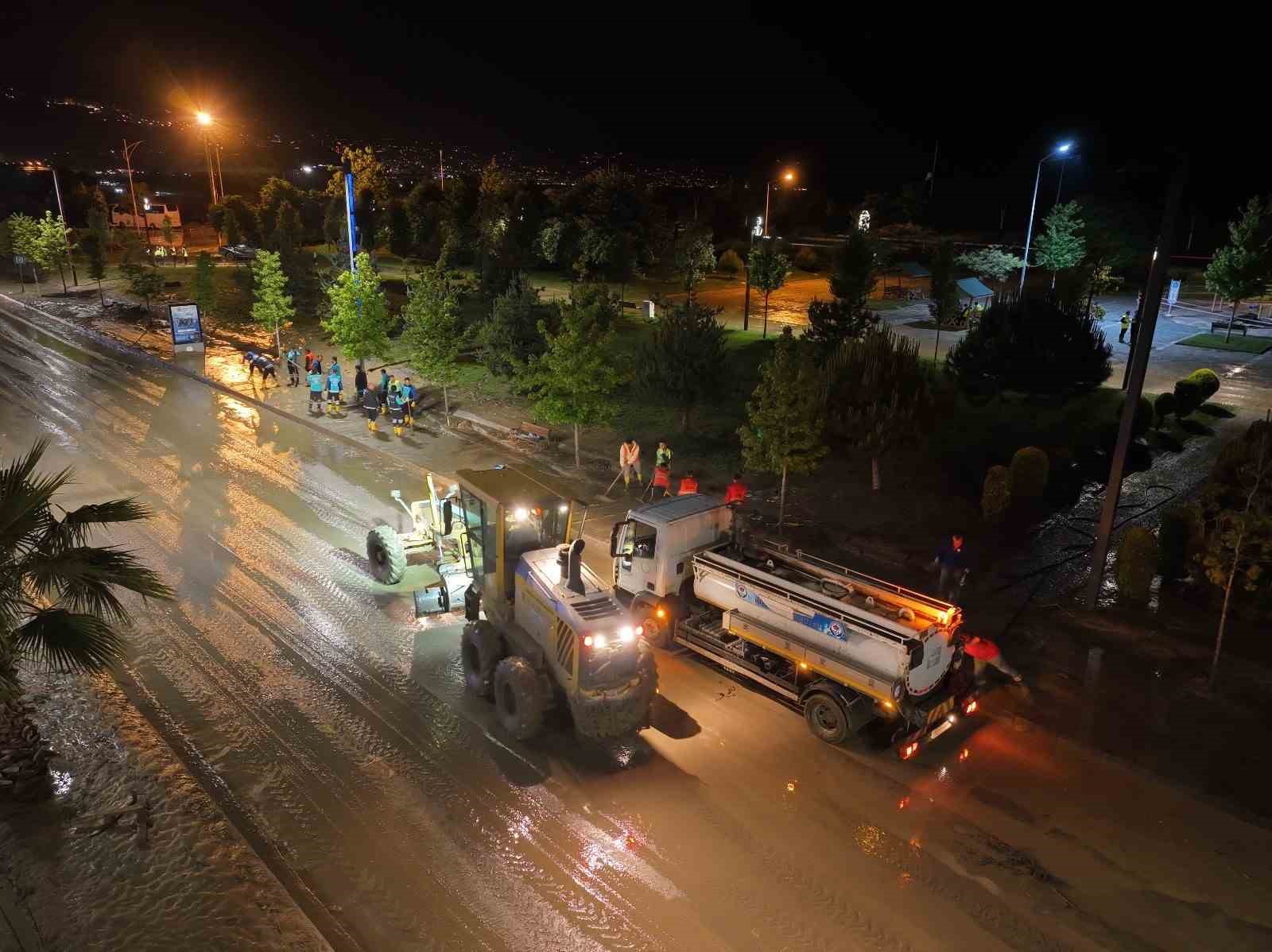 trabzonda-sel-ve-su-baskinlari-sonrasi-temizlik-calismalari-gecede-suruyor