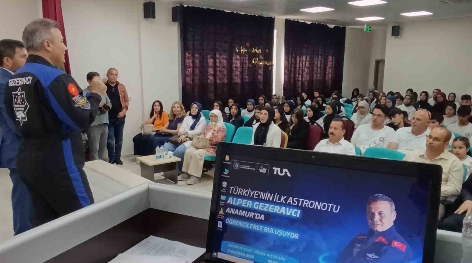 turkiyenin-ilk-astronotu-alper-gezeravci-anamurda-ogrencilerle-bulustu