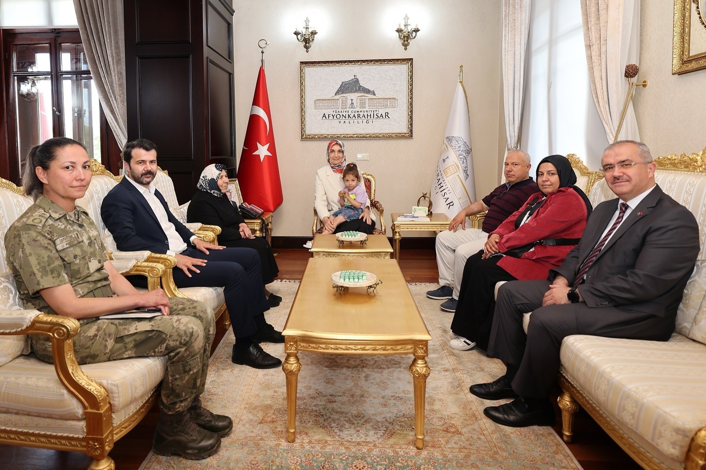 vali-yigitbasi-sehit-onder-ozenin-ailesini-makaminda-agirladi