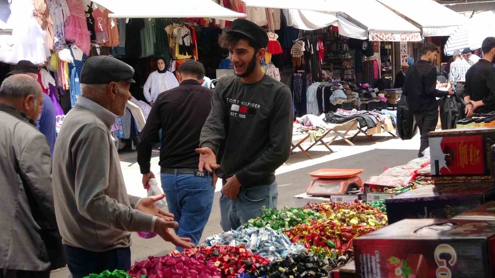 vanda-bayram-telasi-basladi-carsi-ve-pazarda-renkli-goruntuler