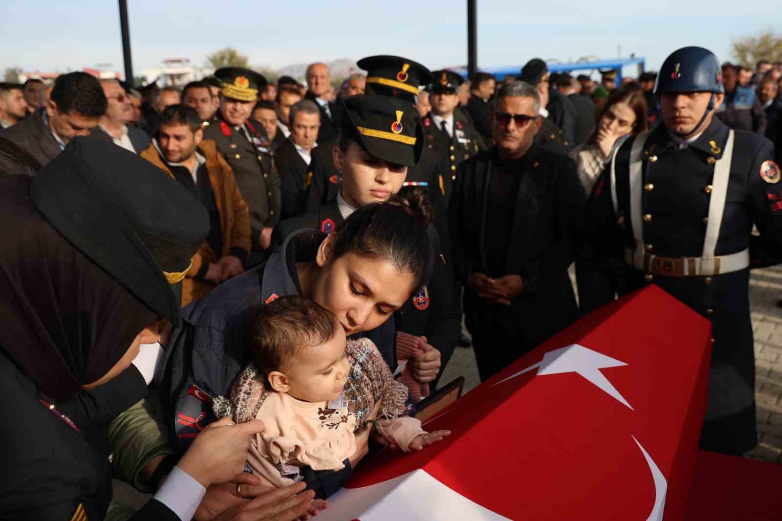 adanali-sehidin-esi-dugun-fotograflarini-minik-kiziyla-cektirdi