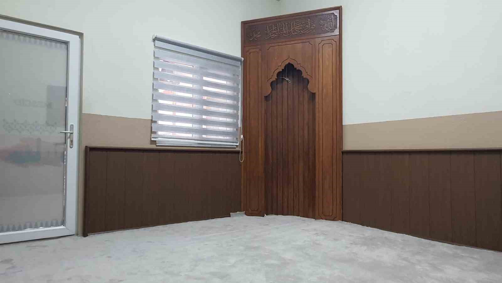 ahsap-oyma-ile-yenilediler-mescidi-bayrama-hazirladilar