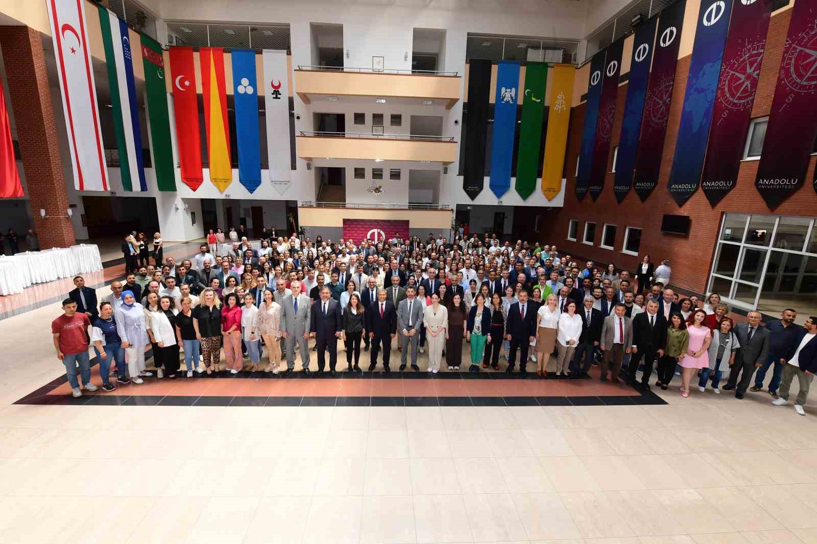 anadolu-universitesi-bayramlasma-toreninde-bir-araya-geldi