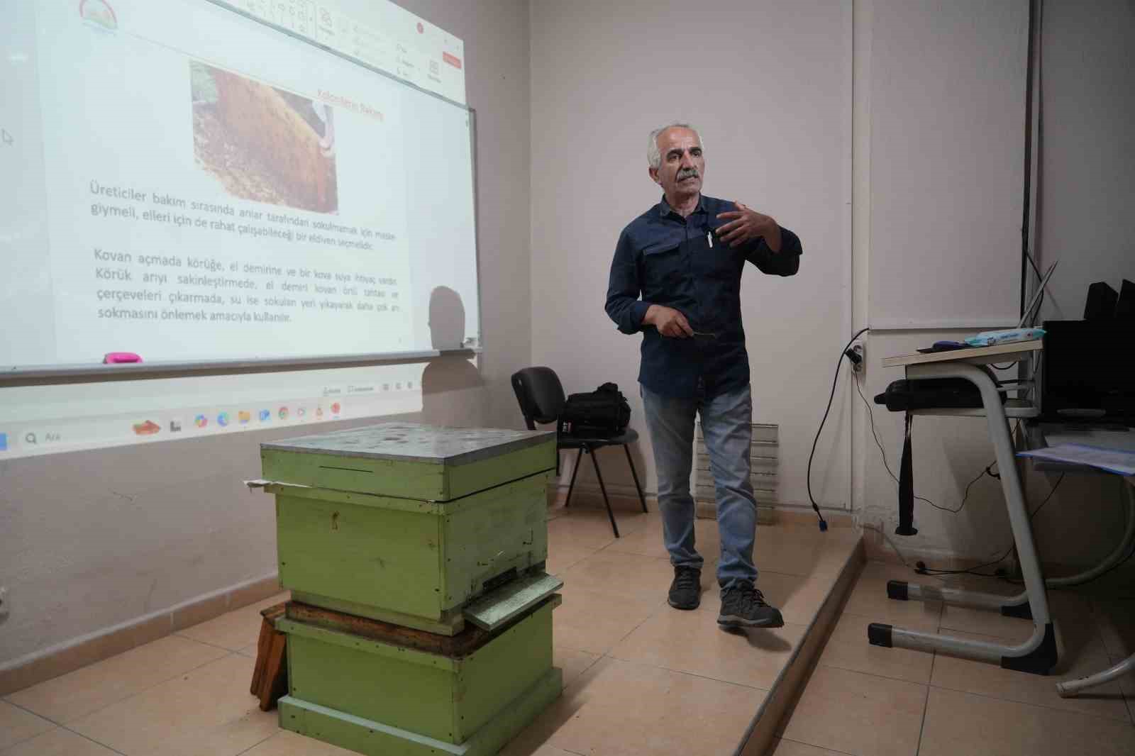 ariyla-gelen-gecim-kaynagi-kursiyerler-aricilikla-yeni-bir-yola-cikiyor