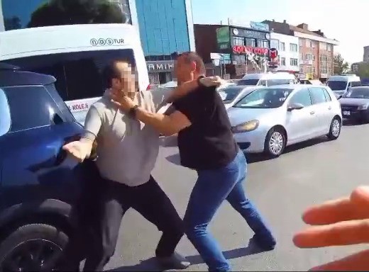 atasehirde-yol-verme-kavgasinda-suruculer-birbirine-girdi-ehliyetler-gidiyor-yapmayin